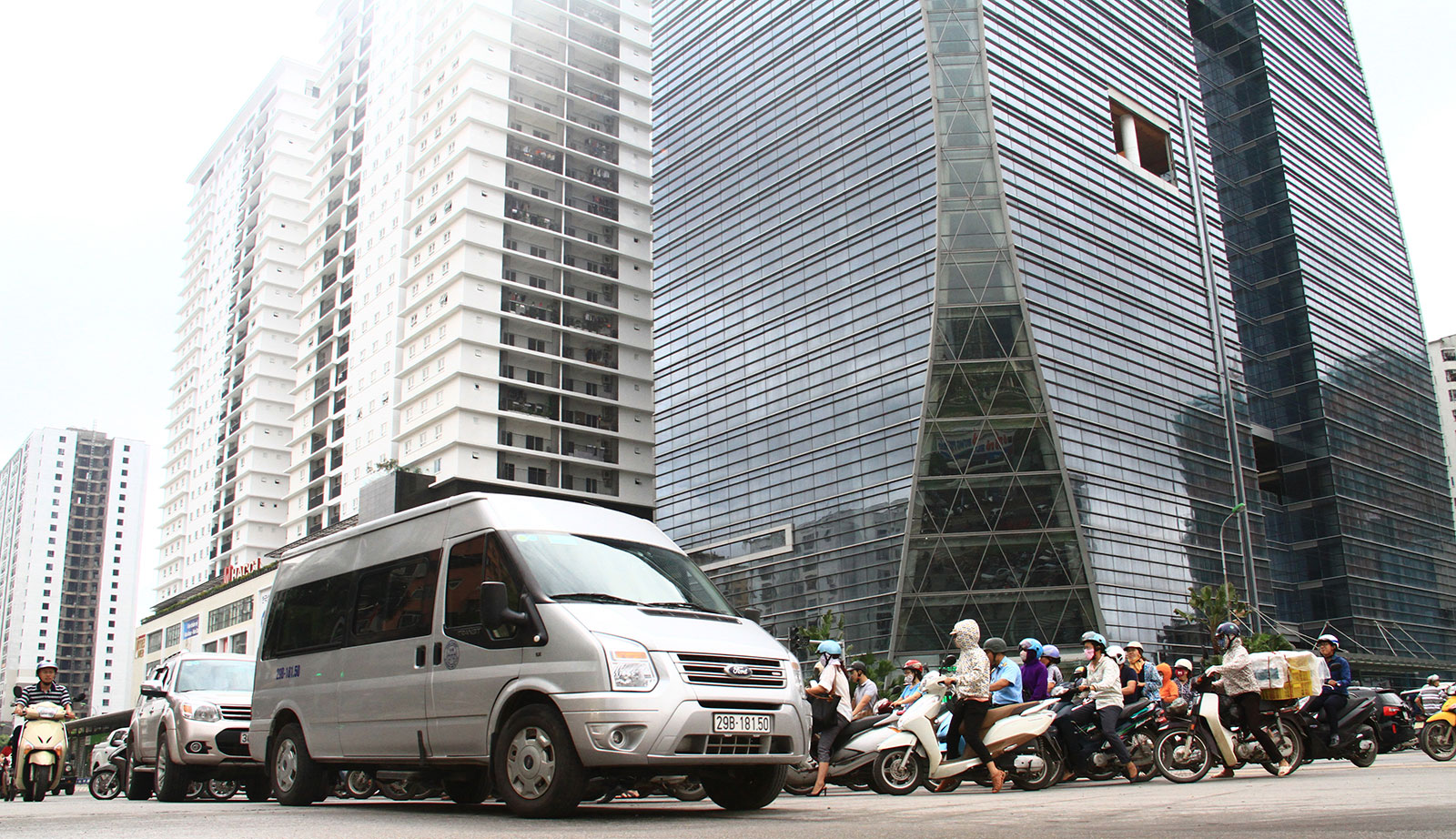 Hà Nội đang chịu áp lực lớn về giao thông đô thị, một phần do thiếu các công trình ngầm. 