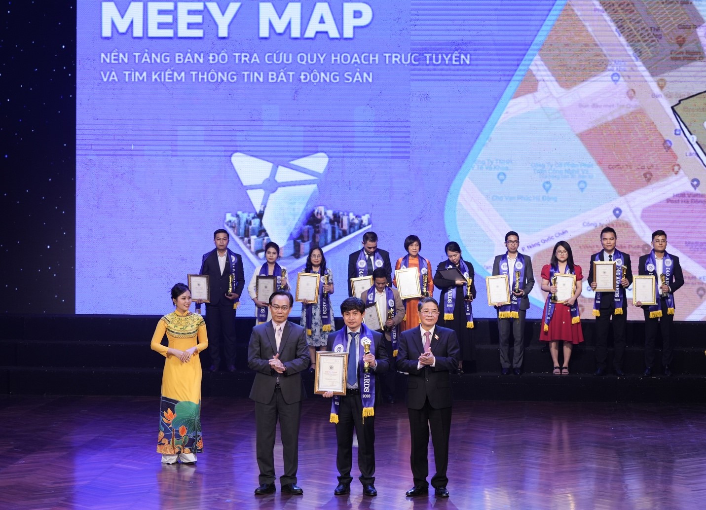 Ủy viên Ban Chấp hành Trung ương Đảng, Phó Chủ tịch Quốc hội Nguyễn Đức Hải và Thứ trưởng Bộ Giáo dục và Đào tạo Hoàng Minh Sơn trao chứng nhận cho Chủ tịch Meey Land Hoàng Mai Chung.