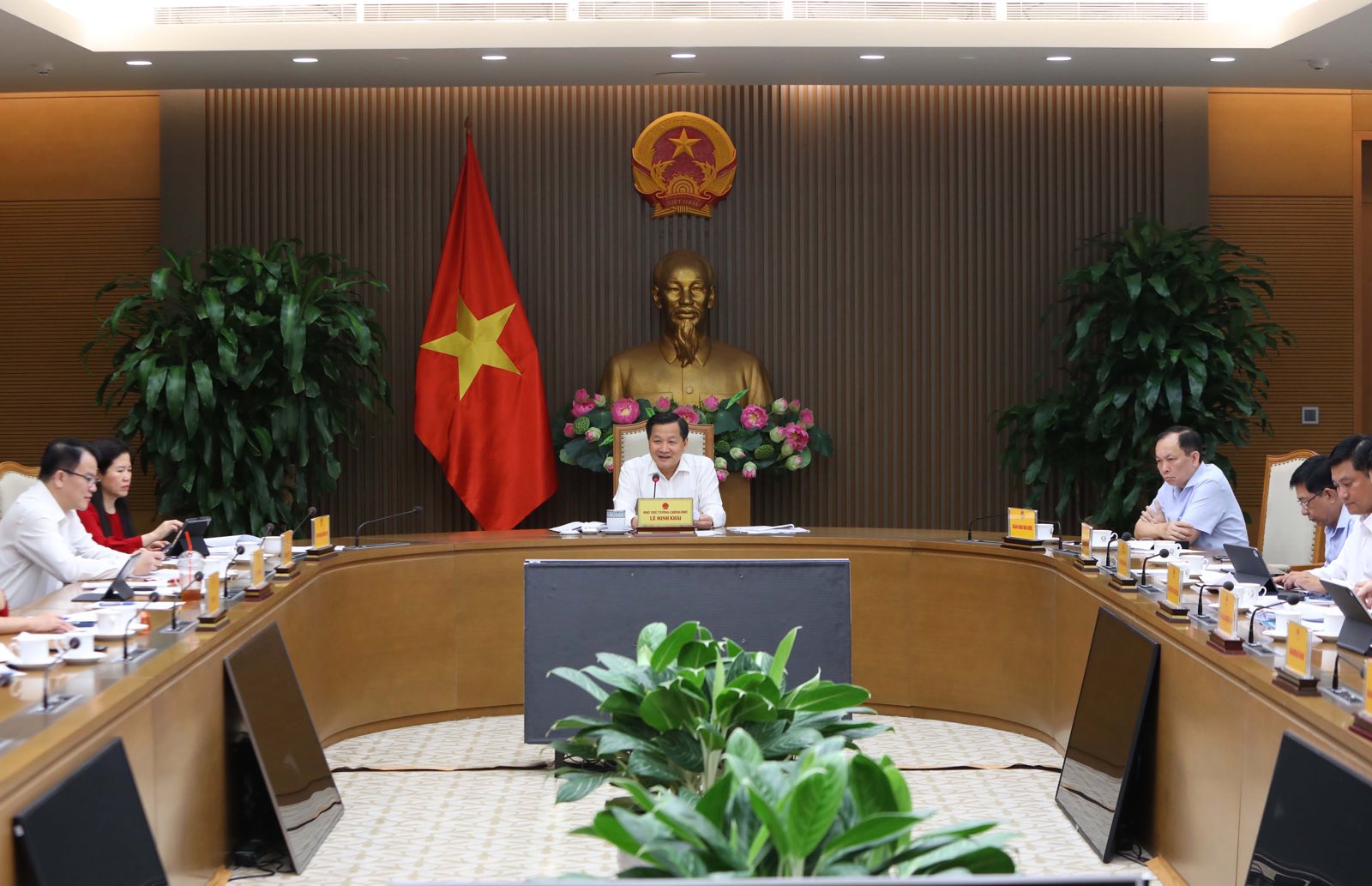 Phó Thủ tướng Chính phủ Lê Minh Khái chủ trì cuộc họp với các bộ ngành và một số ngân hàng thương mại nhà nước về các giải pháp nâng cao khả năng tiếp cận vốn và giảm lãi suất. (Ảnh: VGP/Quang Thương)