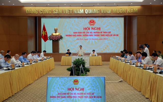 Tại Hội nghị, Phó Thủ tướng Trần Hồng Hà đã nghe các bộ, ngành báo cáo khó khăn, vướng mắc và cho ý kiến chỉ đạo cụ thể. (Ảnh: VGP/Minh Khôi)