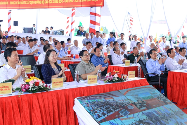Thủ tướng Phạm Minh Chính, Phó Chủ tịch nước Võ Thị Ánh Xuân và lãnh đạo các bộ, ngành, địa phương tại buổi lễ. (Ảnh: VGP/Nhật Bắc)