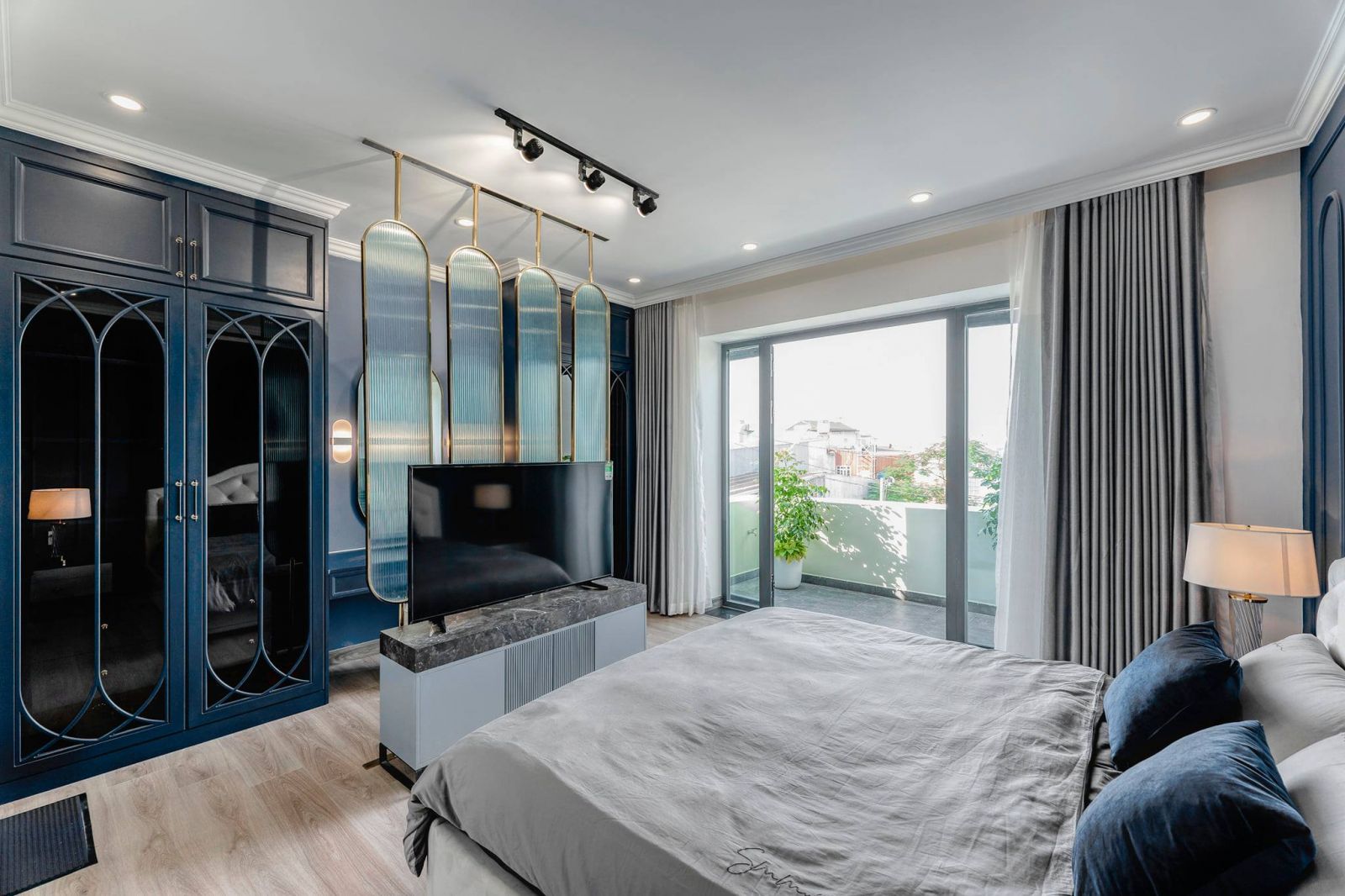 Phòng ngủ master được thiết kế với tông màu trắng - xanh vô cùng tinh tế, ngoài ra được nhấn nhá thêm một vài chi tiết mạ vàng làm tăng thêm vẻ sang trọng.
