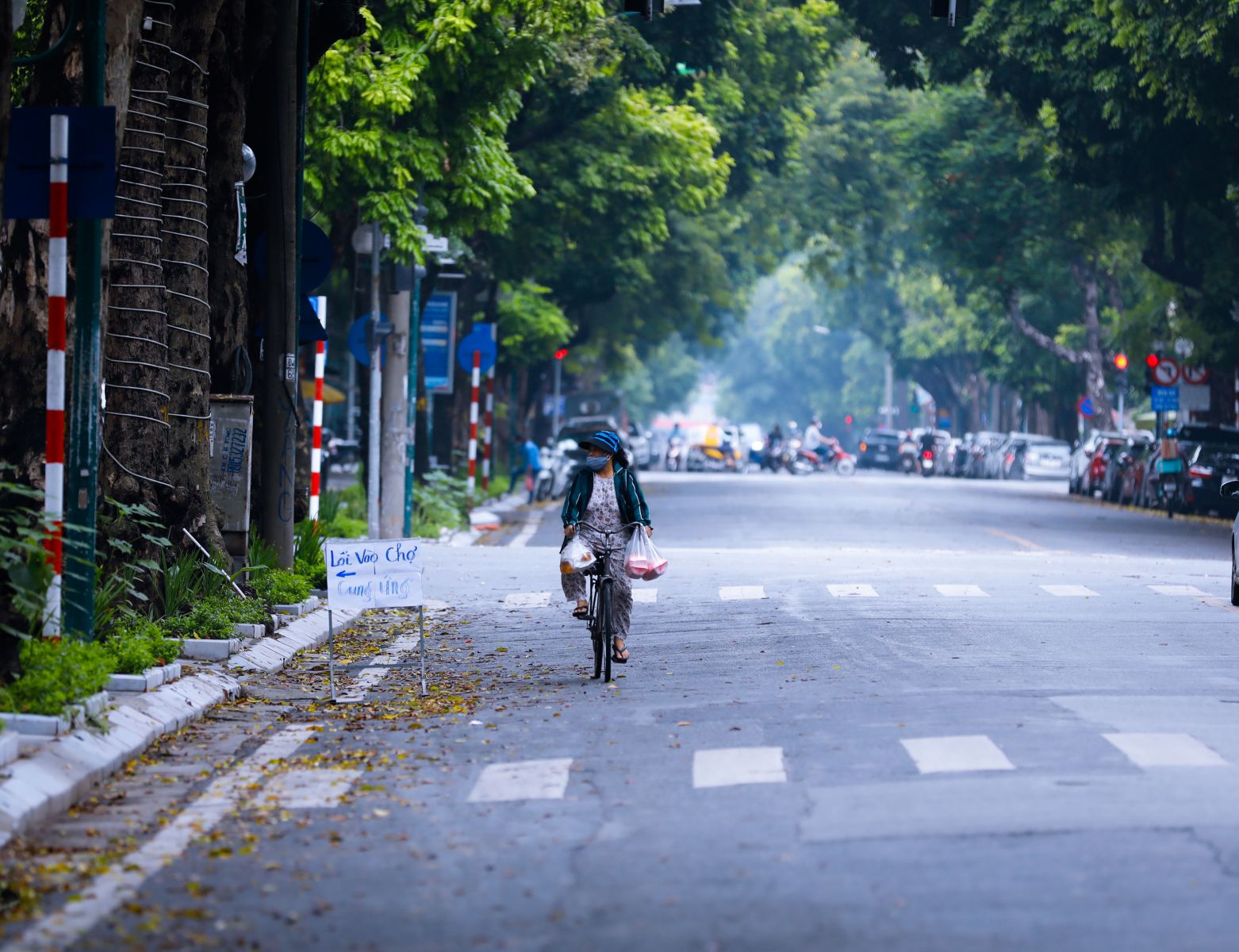 Có những con phố đông đúc của Hà Nội ngày thường như Trần Hưng Đạo trở nên thưa vắng người qua lại. Có một Hà Nội trầm lắng hơn và cảm giác như đang trở lại cuộc sống của thập niên 90, của thế kỷ trước.
