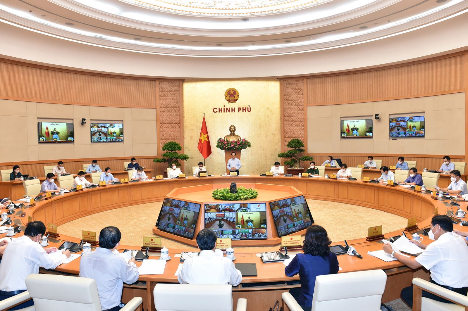 Thủ tướng Phạm Minh Chính yêu cầu dứt khoát không để khủng hoảng y tế, không để khủng hoảng kinh tế - xã hội, không để khủng hoảng truyền thông