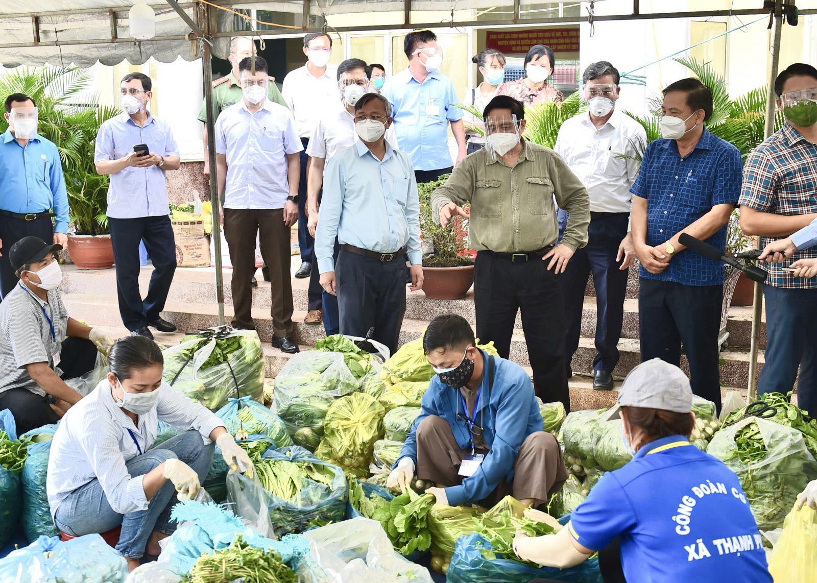 Thủ tướng kiểm tra công tác bảo đảm lương thực, thực phẩm cho người dân xã Thạnh phú, huyện Vĩnh Cửu, Đồng Nai.
