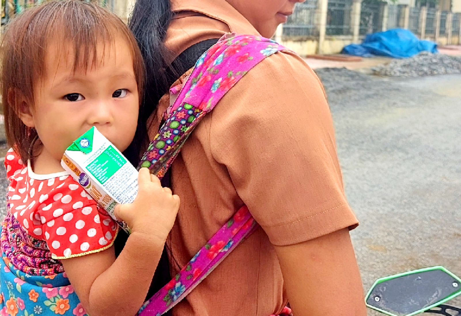 Trẻ em tại huyện Nậm Nhùn, tỉnh Lai Châu uống sữa tài trợ từ Vinamilk. (Ảnh: Lữ Mai)