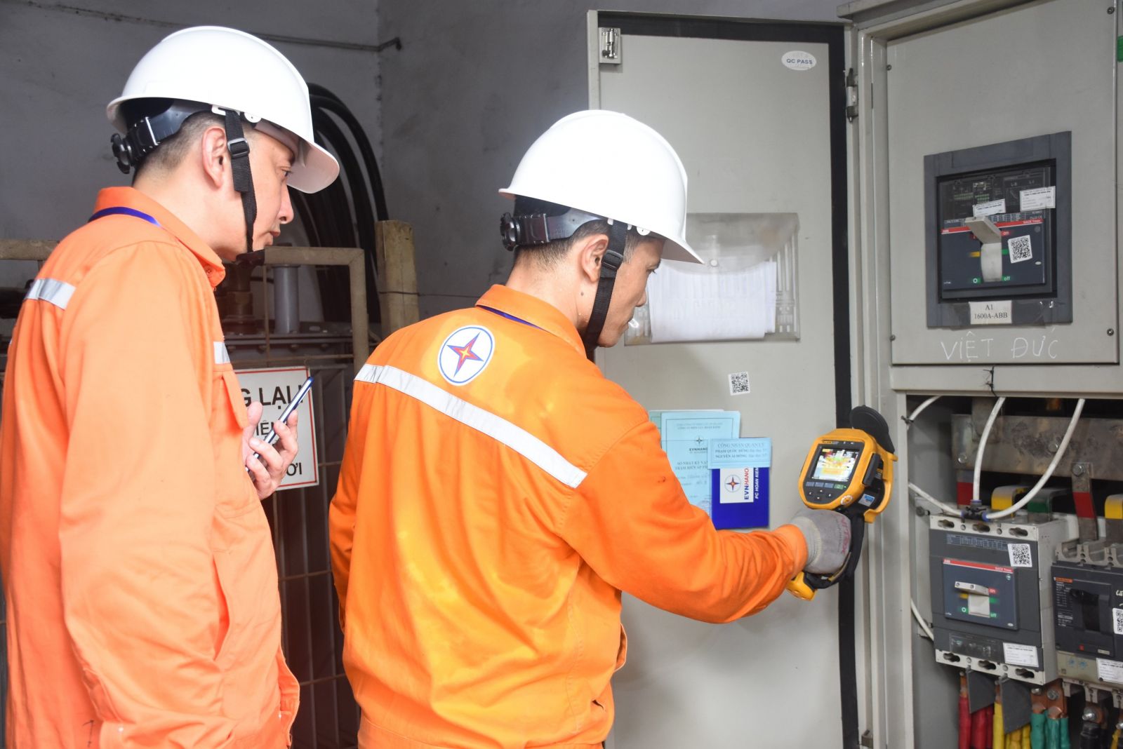 Công nhân Công ty Điện lực Hoàn Kiếm kiểm tra nhiệt độ tại trạm biến áp Trường THPT Việt Đức.