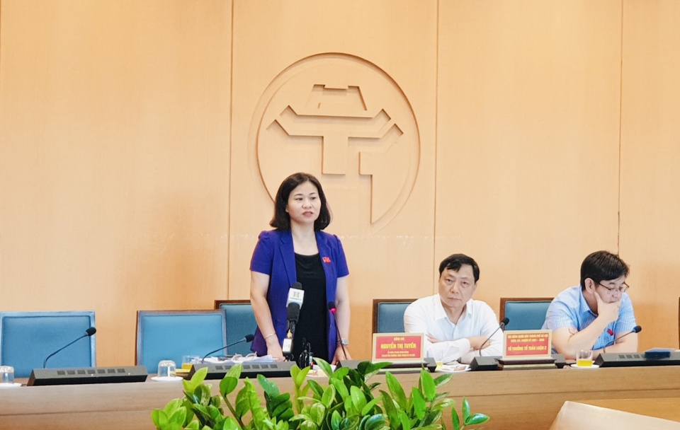 Phó Bí thư Thường trực Thành ủy Nguyễn Thị Tuyến thảo luận tại tổ 2.