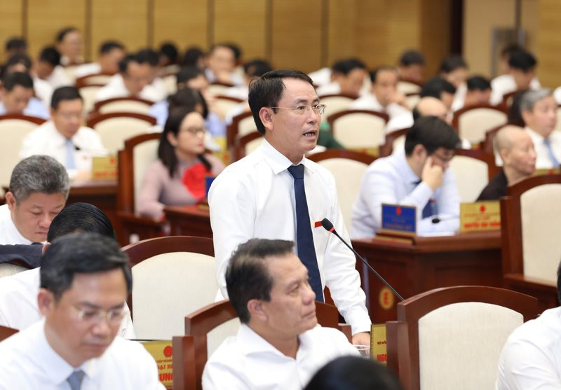 Phó Chủ tịch UBND thành phố Hà Nội Nguyễn Trọng Đông báo cáo tại phiên chất vấn và trả lời chất vấn.