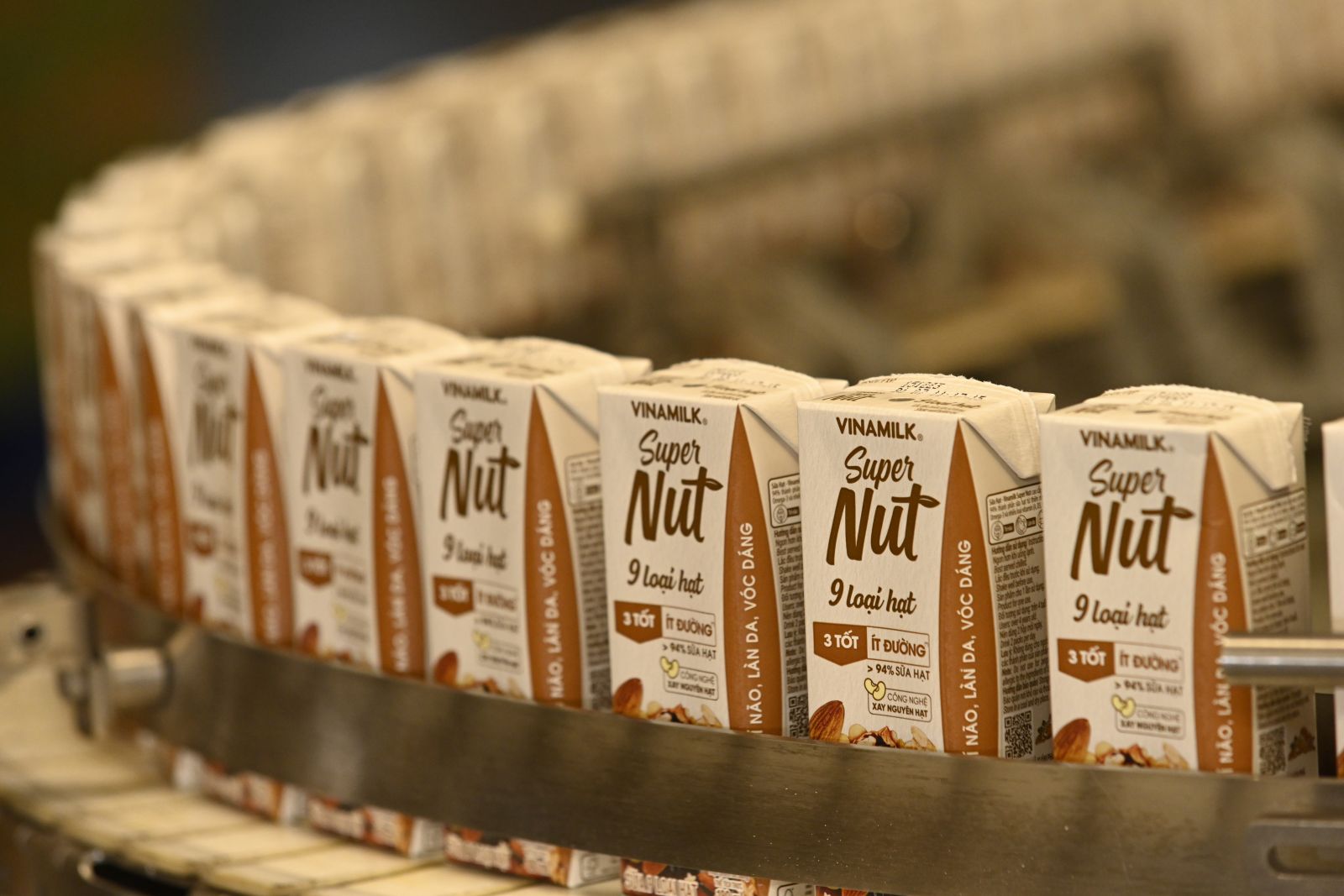 Tuy mới ra mắt nhưng “tân binh” Sữa 9 loại hạt Super Nut của Vinamilk đang nhận được sự yêu thích lớn của người tiêu dùng về cả vị ngon lẫn chất lượng.