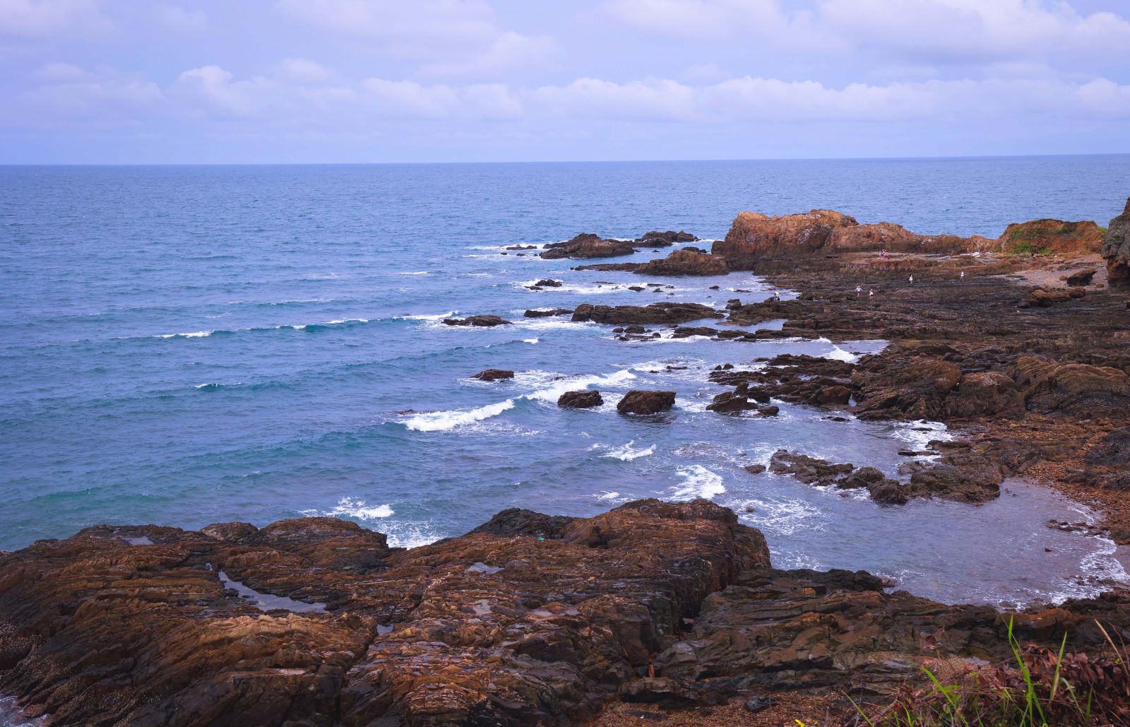 Nhìn từ xa, bãi đá có nhiều mũi đá nhô ra biển…