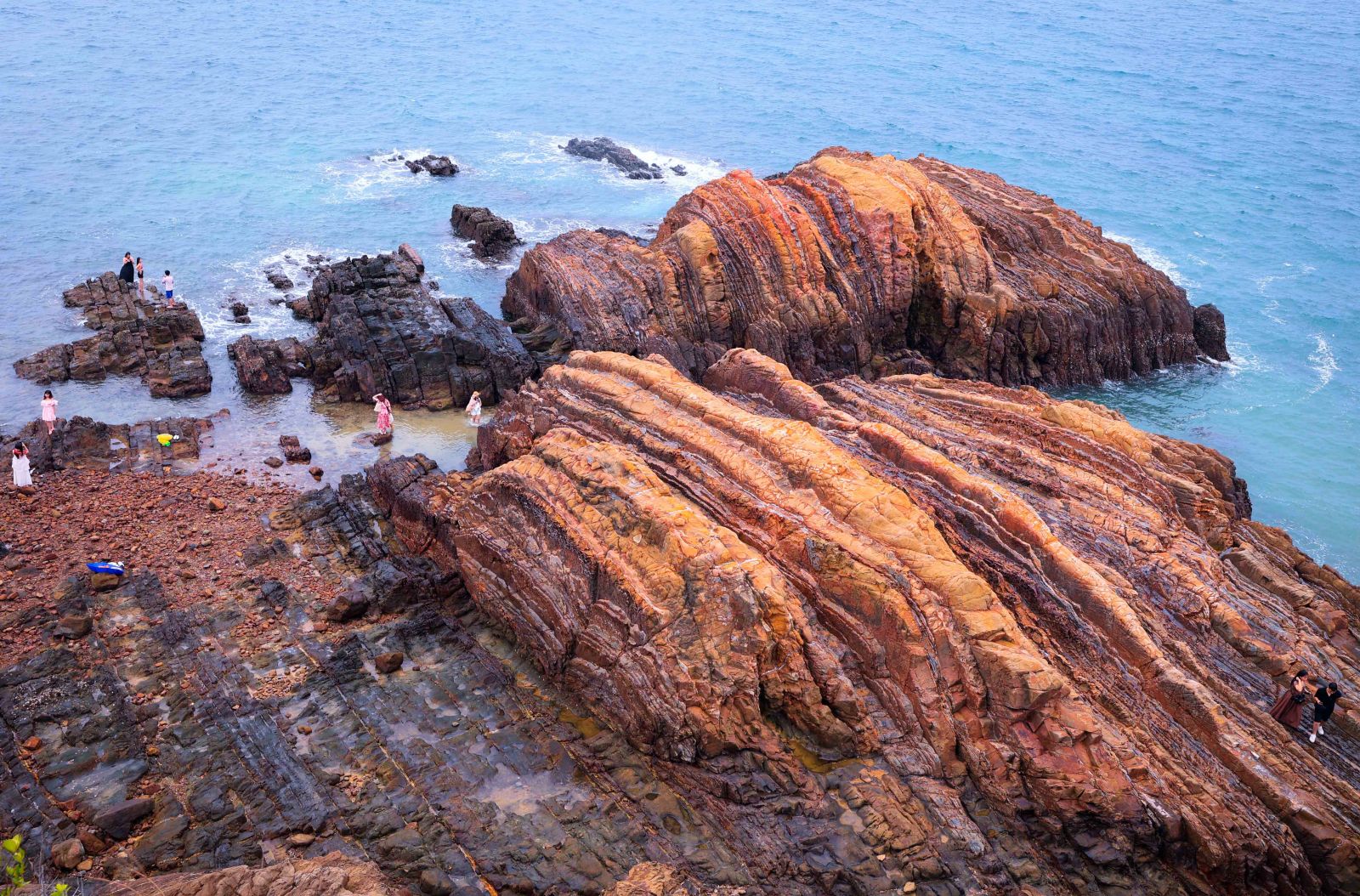 … và khi nước biển xâm thực, những lớp đá trầm tích bị bào mòn qua thời gian tạo nên hình thù cũng như màu sắc vân đá đẹp và độc đáo.