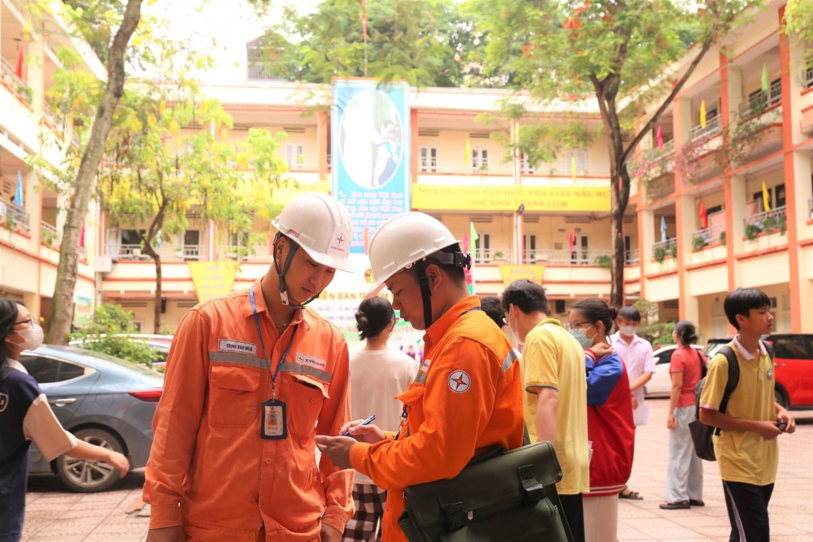 Công nhân Công ty Điện lực Hà Đông túc trực tại điểm thi Trường THCS Nguyễn Trãi.