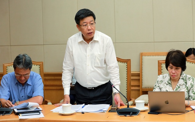 Phó Chủ tịch UBND TP. Hà Nội Dương Đức Tuấn báo cáo một số nội dung trong nhiệm vụ điều chỉnh Quy hoạch chung Thủ đô Hà Nội đến năm 2045, tầm nhìn đến năm 2065. (Ảnh: VGP/Minh Khôi)