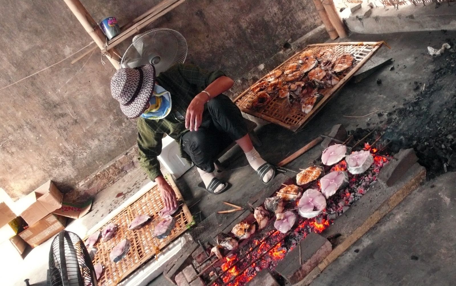 Những bếp than hồng tạo ra đặc sản cá thu nướng thơm ngon nức tiếng ở các chợ quê nơi miền biển Nghệ An…