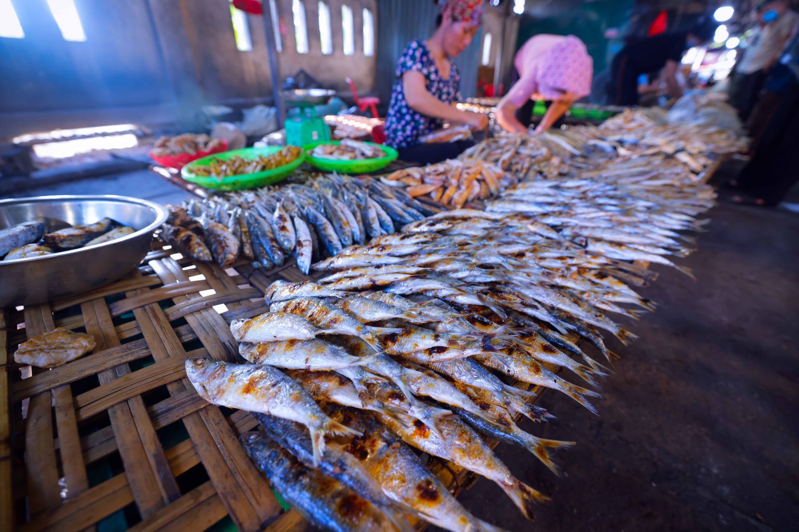 Mặc nắng nóng gay gắt, cháy rát mùa hè, những người phụ nữ ở các phiên chợ quê xứ Nghệ vẫn kiên trì ngồi bên bếp than đỏ lửa, canh từng mẻ cá nướng.