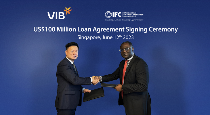 Đại diện VIB và IFC tại buổi ký kết khoản vay.