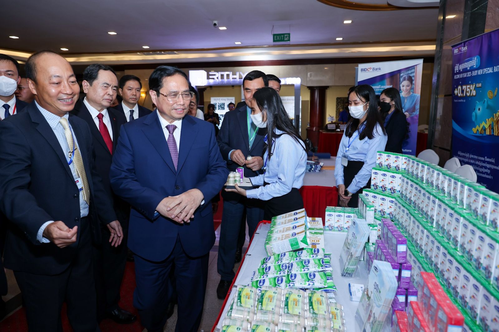 Thủ tướng Phạm Minh Chính thăm gian hàng của Angkormilk tại Diễn đàn Xúc tiến Đầu tư và Thương mại Việt Nam - Campuchia 2022.