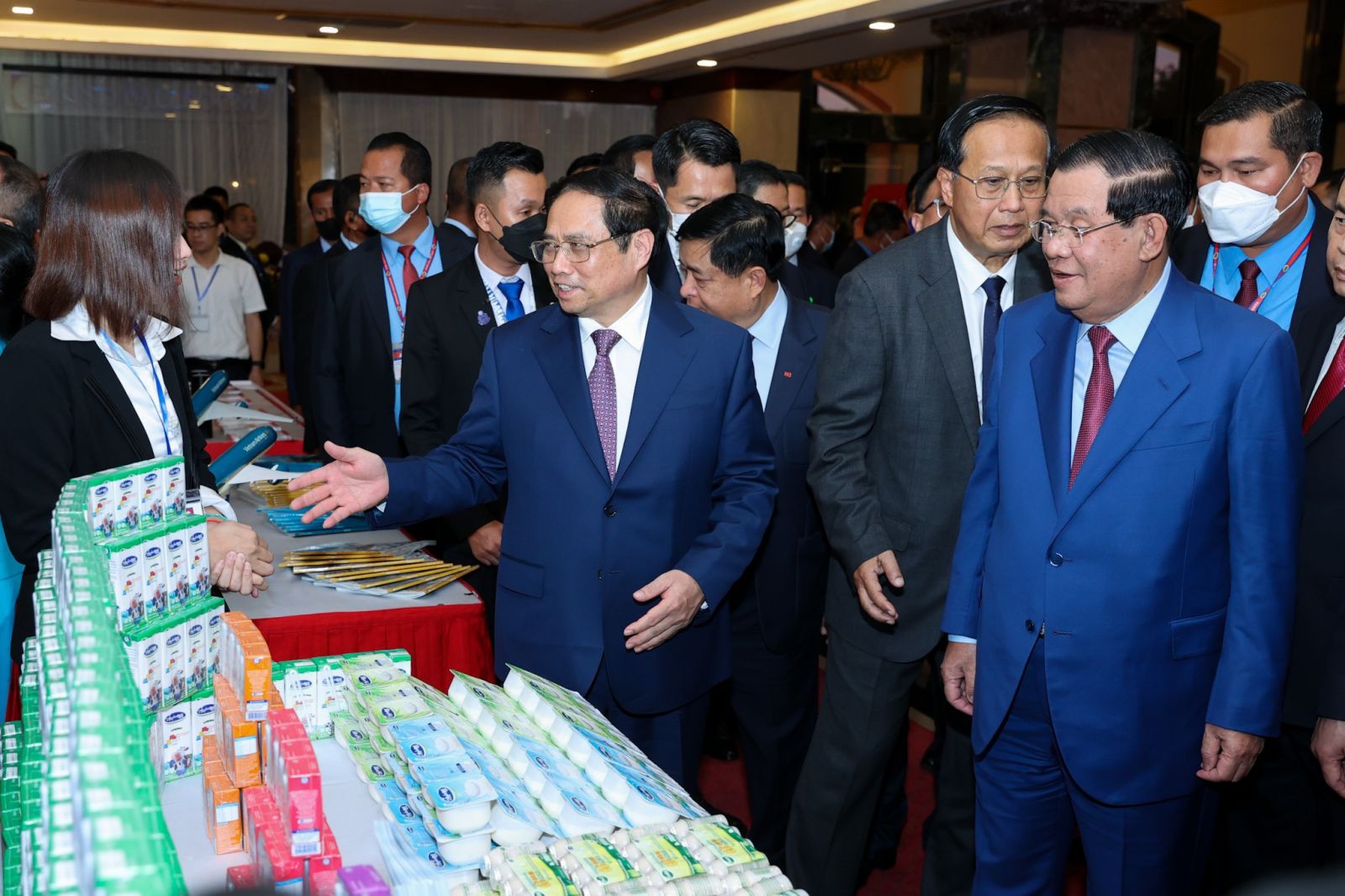 Thủ tướng Phạm Minh Chính thăm gian hàng của Angkormilk tại Diễn đàn Xúc tiến Đầu tư và Thương mại Việt Nam - Campuchia 2022.
