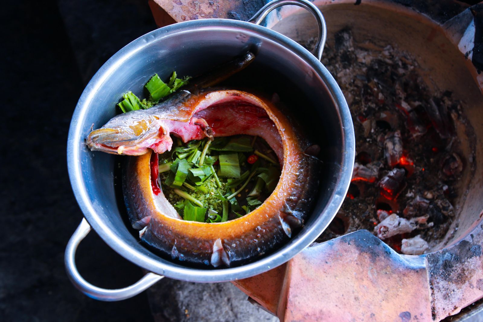 cùng những chú lươn nặng tới cả kg, to như cổ tay, da trơn nhẵn bóng được nướng mọi là những sản vật tự nhiên trong ẩm thực xứ rừng U Minh.