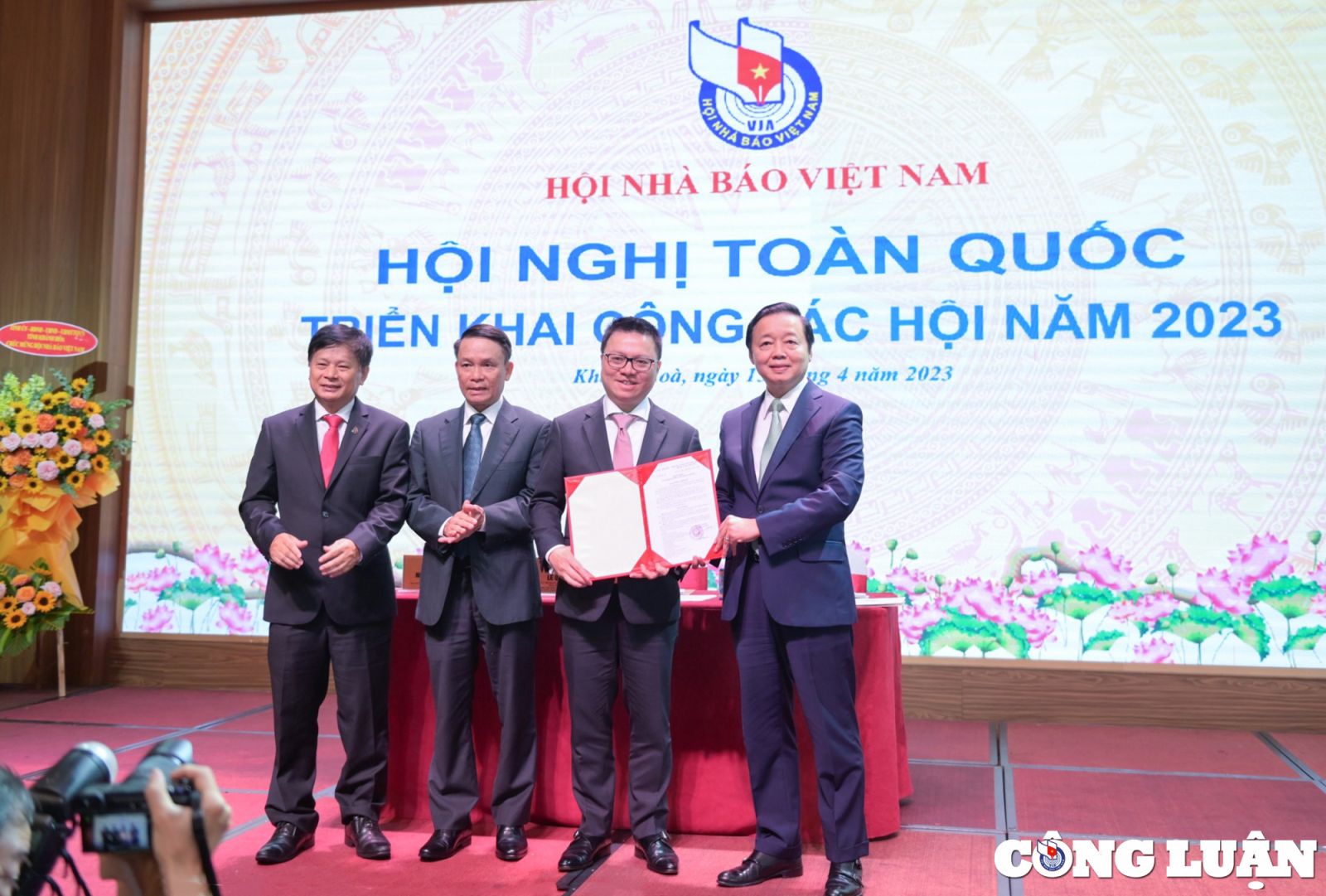 Phó Thủ tướng Chính phủ Trần Hồng Hà trao Quyết định phê duyệt Điều lệ Hội Nhà báo Việt Nam vừa được ký ngày 12/4/2023 cho các đồng chí lãnh đạo Hội tại Hội nghị.