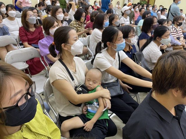 Hàng trăm phụ huynh có mặt tại UBND phường Hoàng Liệt để bốc thăm suất vào trường mầm non công lập cho con.
