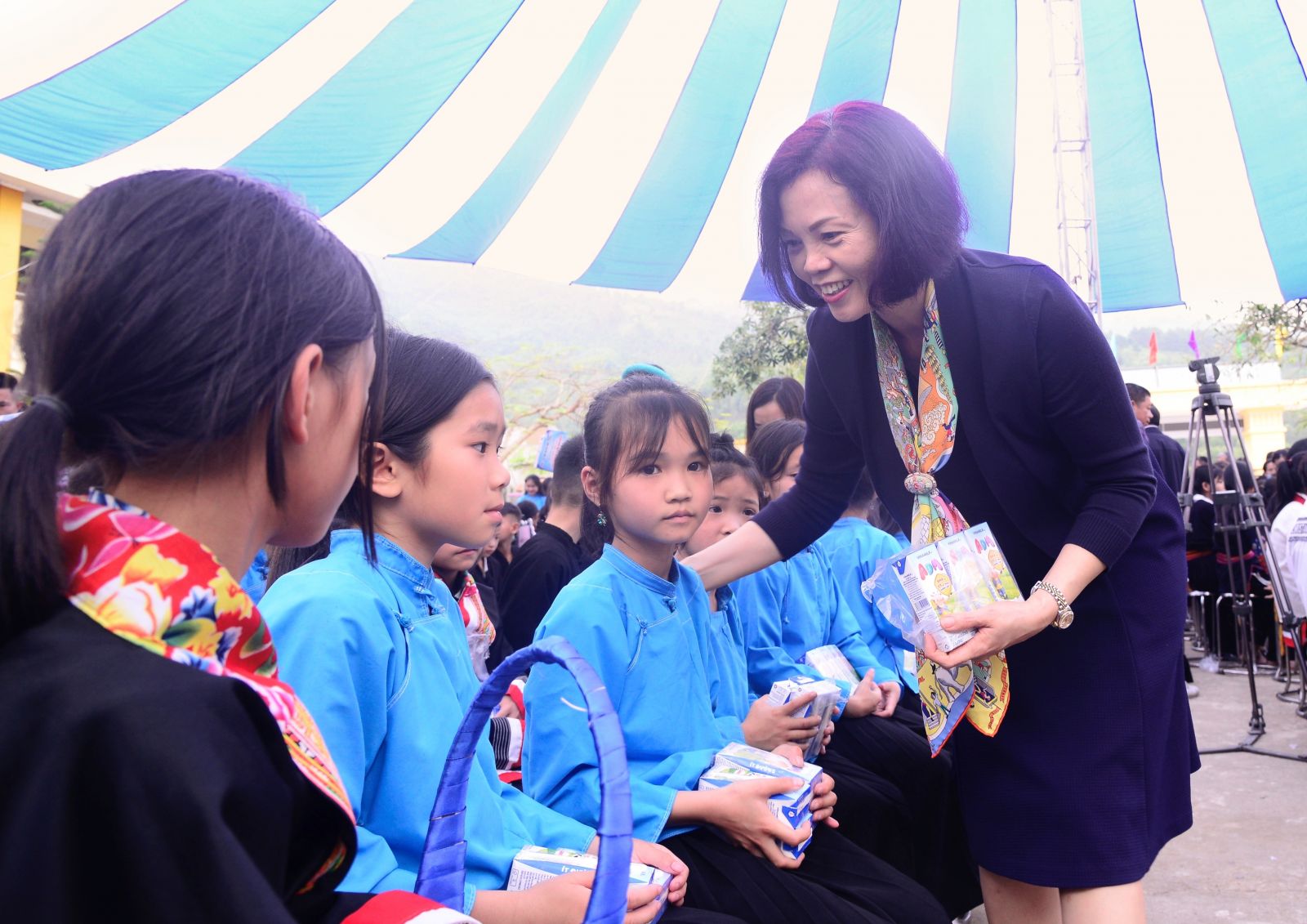 Đại diện Vinamilk trao sữa cho các em học sinh trường tiểu học Húc Động và mầm non Vô Ngại trên địa bàn huyện miền núi Bình Liêu, Quảng Ninh.