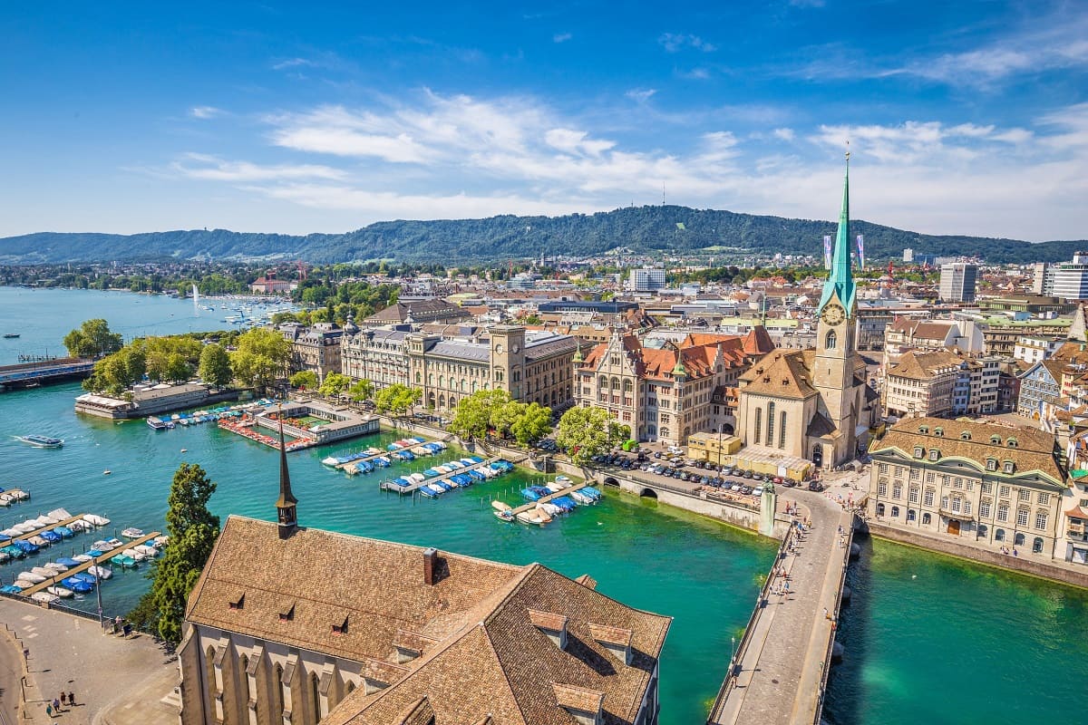 Thành phố Zurich đặc trưng với cảnh quan sông hồ và cây xanh cùng bề dày văn hóa luôn là điểm đến mơ ước của giới thượng lưu trên thế giới.