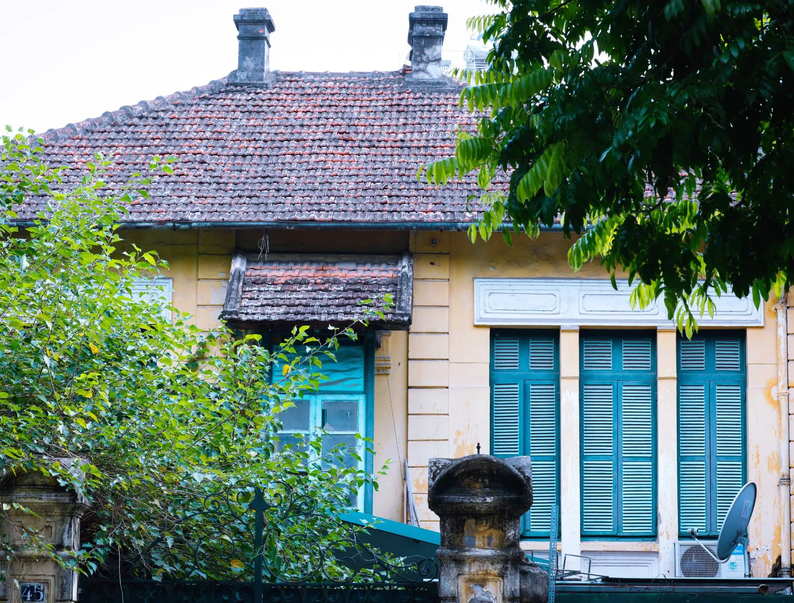 Là một phố lớn có từ thời Pháp, Trần Phú có nhiều biệt thự Pháp vào loại đẹp nhất Hà Nội và biệt thự có số 45 còn đó những mái ngói thâm nâu, phảng phất những nét cổ điển của châu Âu.