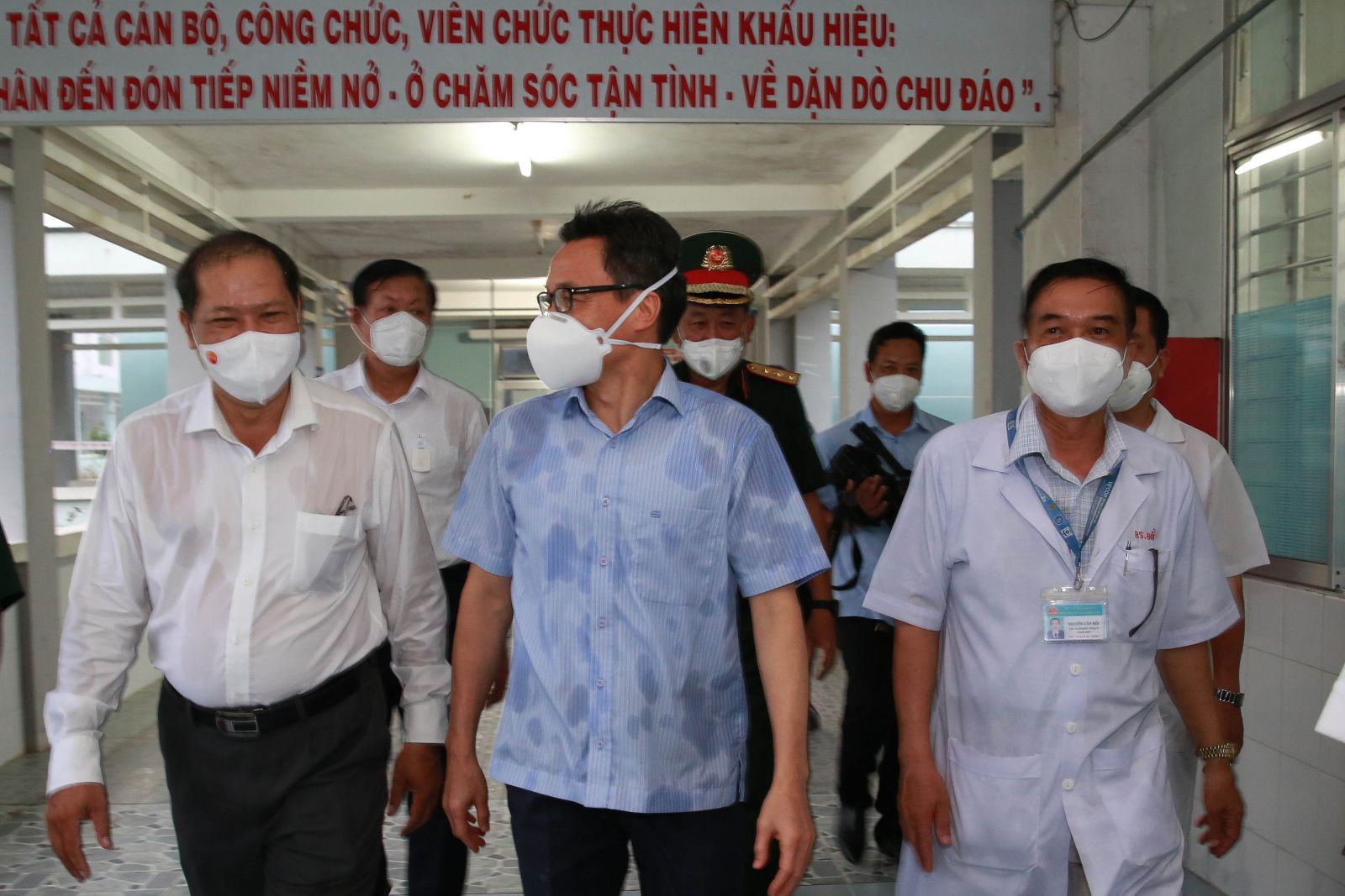 Phó Thủ tướng Vũ Đức Đam kiểm tra phân khu điều trị bệnh nhân COVID-19 tại Trung tâm y tế huyện Càng Long.