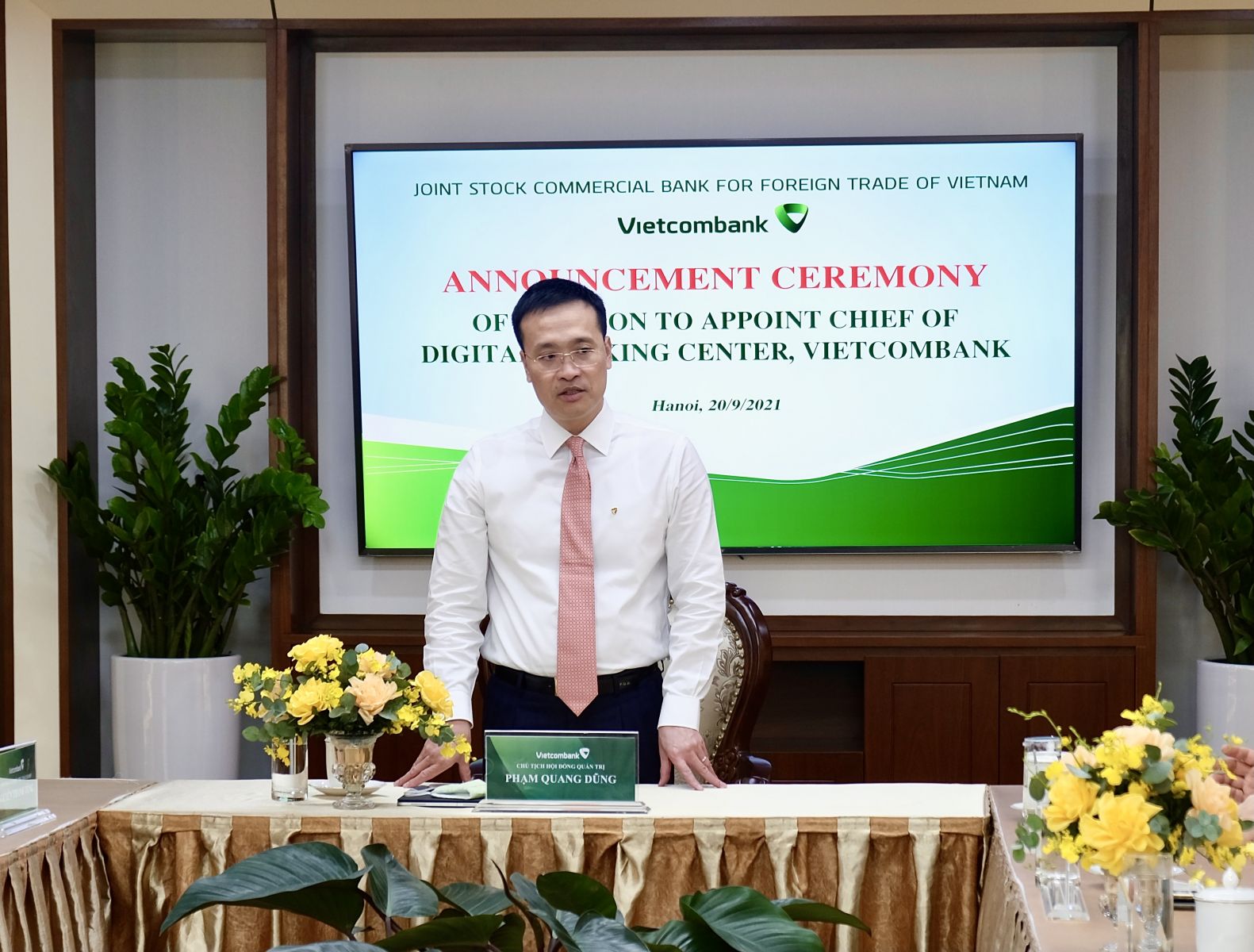 Ông Phạm Quang Dũng – UV BCH Đảng bộ Khối DNTW, Bí thư Đảng ủy, Chủ tịch HĐQT Vietcombank phát biểu tại buổi lễ