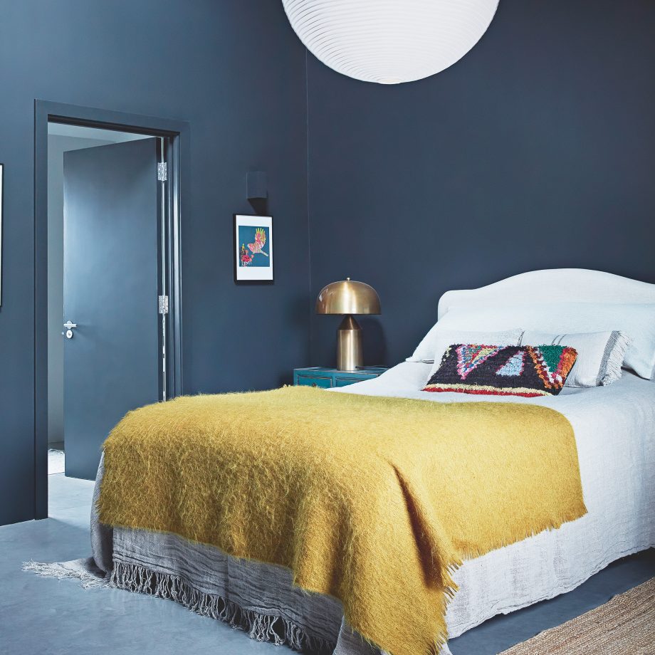 Phòng ngủ bé gái được sơn màu xanh đậm cá tính