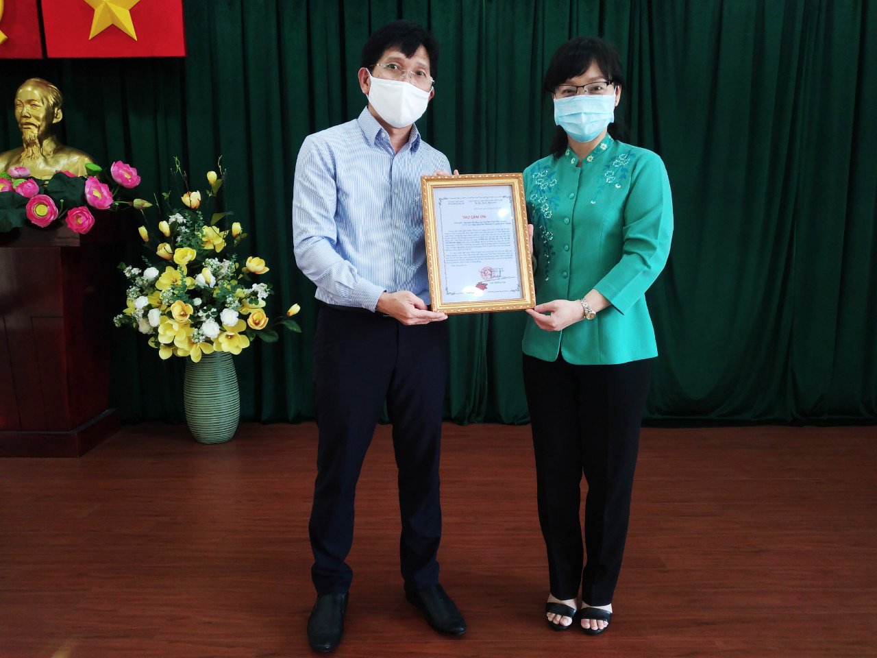 Đại diện Quận Bình Thạnh gửi thư cảm ơn Van Phuc Group - Ảnh: HL