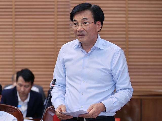 Bộ trưởng, Chủ nhiệm Văn phòng Chính phủ Trần Văn Sơn báo cáo tại cuộc làm việc. (Ảnh: VGP/Nhật Bắc)