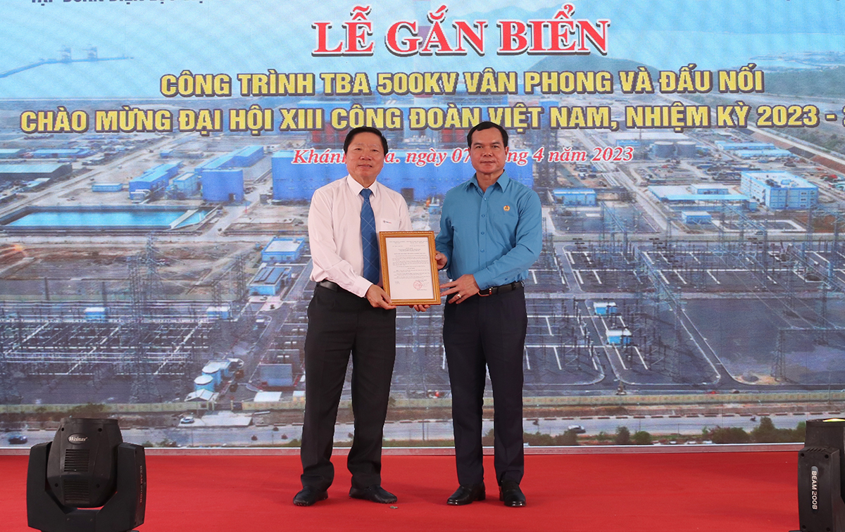 Ông Nguyễn Đình Khang – Chủ tịch Tổng Liên đoàn lao động Việt Nam trao Quyết định gắn biển công trình chào mừng Đại hội Công đoàn lần thứ XIII.