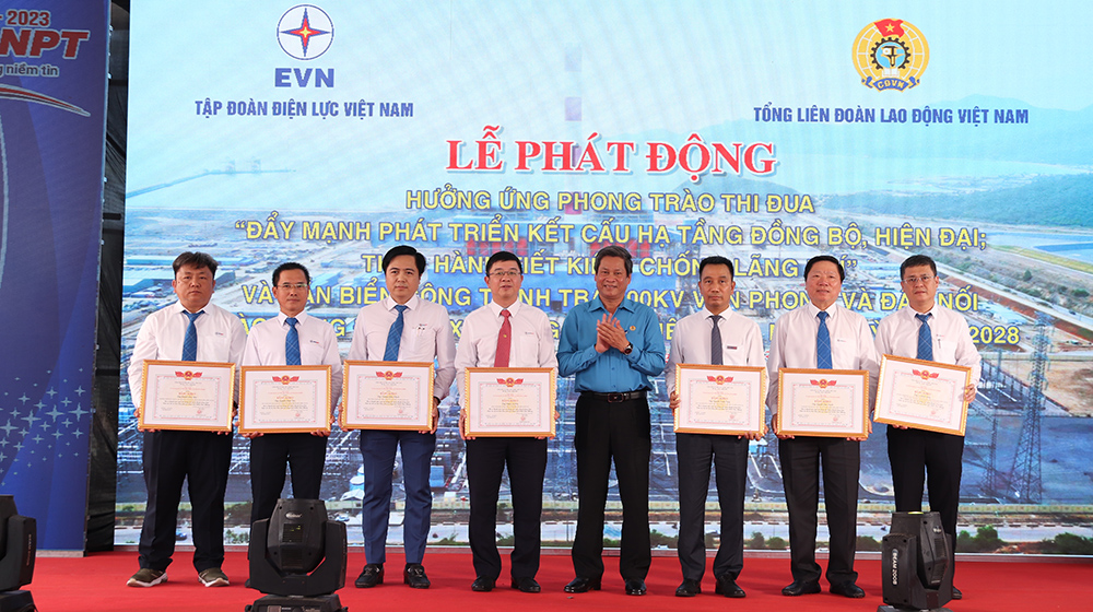 Các tập thể, cá nhân nhận Bằng khen của Tổng Liên đoàn Lao động Việt Nam UBND tỉnh Khánh Hòa và Tập đoàn Điện lực Việt Nam.
