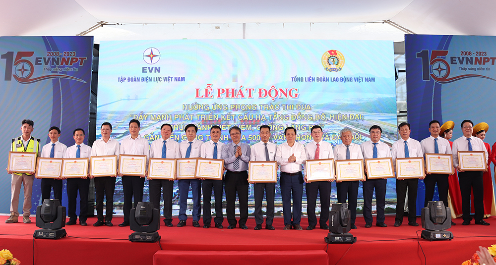 Các tập thể, cá nhân nhận Bằng khen của Tổng Liên đoàn Lao động Việt Nam UBND tỉnh Khánh Hòa và Tập đoàn Điện lực Việt Nam.