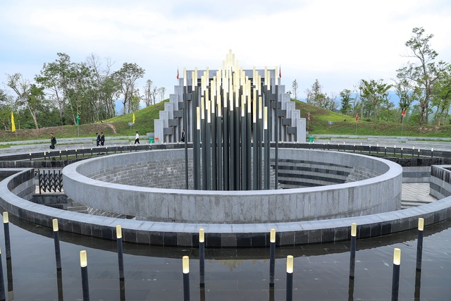 Hồ tưởng niệm trong Đền thờ Liệt sĩ tại chiến trường Điện Biên Phủ có 56 cây đèn như những nén hương tạo thành hình ngôi sao tượng trưng cho ngôi sao trên lá quốc kỳ và 56 ngày đêm diễn ra chiến dịch. (Ảnh: VGP/Nhật Bắc)