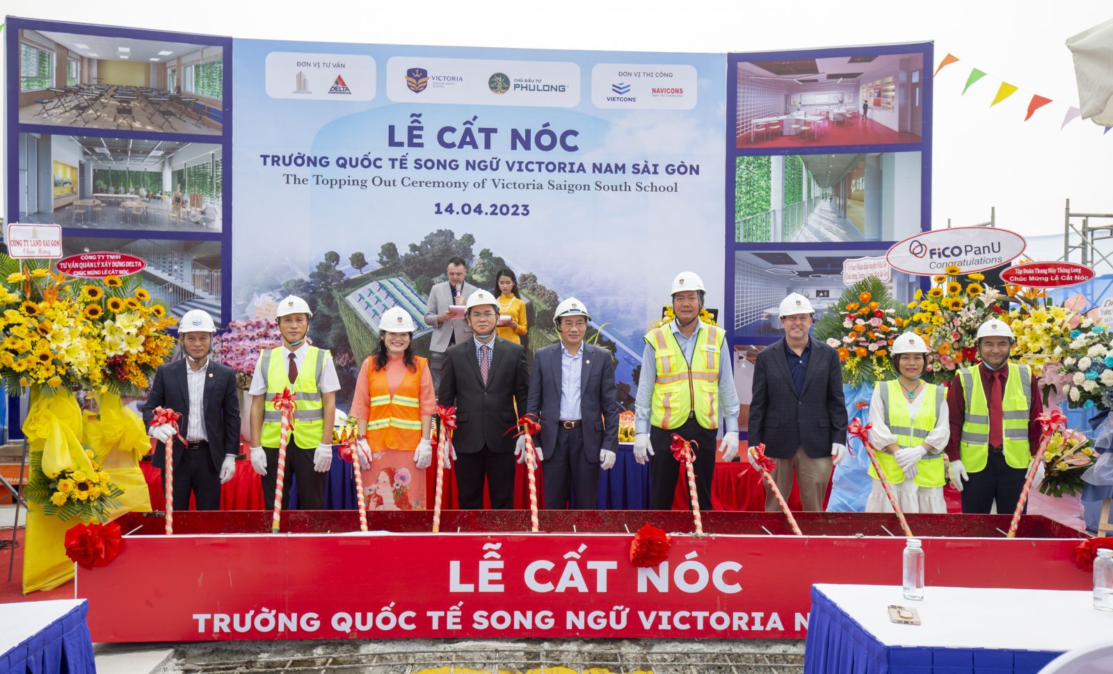 Các đại biểu thực hiện nghi thức lễ cất nóc. (Ảnh: Victoria Saigon South School)