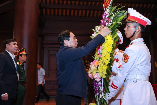 Thủ tướng Phạm Minh Chính dâng hoa tưởng niệm các Anh hùng liệt sĩ tại chiến trường Điện Biên Phủ. (Ảnh: VGP/Nhật Bắc)