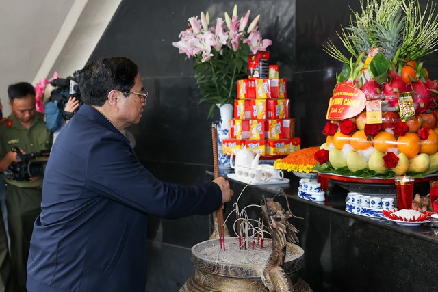 Thủ tướng Phạm Minh Chính và đoàn công tác dâng hương, tưởng niệm các Anh hùng, liệt sĩ tại nghĩa trang A1. (Ảnh: VGP/Nhật Bắc)