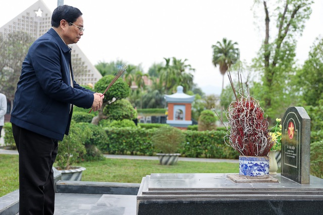 Thủ tướng thắp hương phần mộ liệt sĩ tại nghĩa trang A1. (Ảnh: VGP/Nhật Bắc)