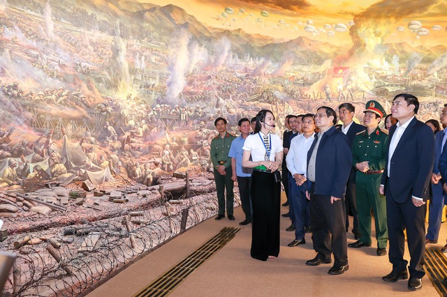 Thủ tướng nghe giới thiệu về Bảo tàng Chiến thắng Điện Biên Phủ. (Ảnh: VGP/Nhật Bắc)