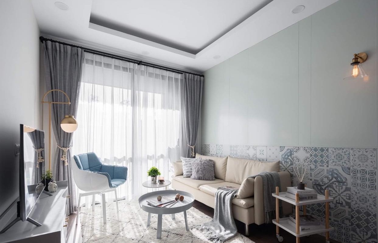 Bức tường phòng khách kết hợp màu xanh nhạt và gạch bông họa tiết Á Đông nhẹ nhàng và không quá nổi bật.