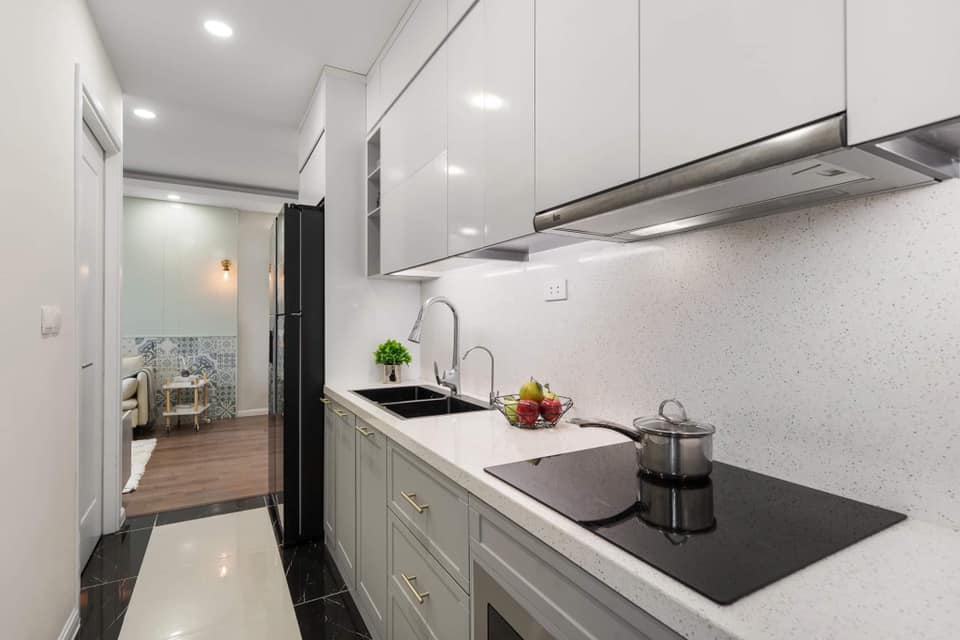 Phòng bếp được thiết kế với gam màu trắng hiện đại mang lại cảm giác sạch sẽ với các đồ dùng thông minh, tiện nghi.