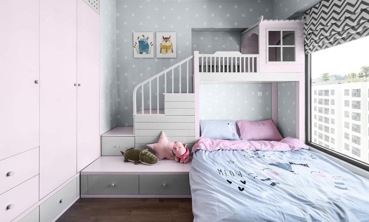 Phòng ngủ của con gái chị Hà với thiết kế sinh động, khung cảnh đầy sao xung quanh và 1 lâu đài để bé có thể chăm sóc giấc mơ thành nàng công chúa của mình.