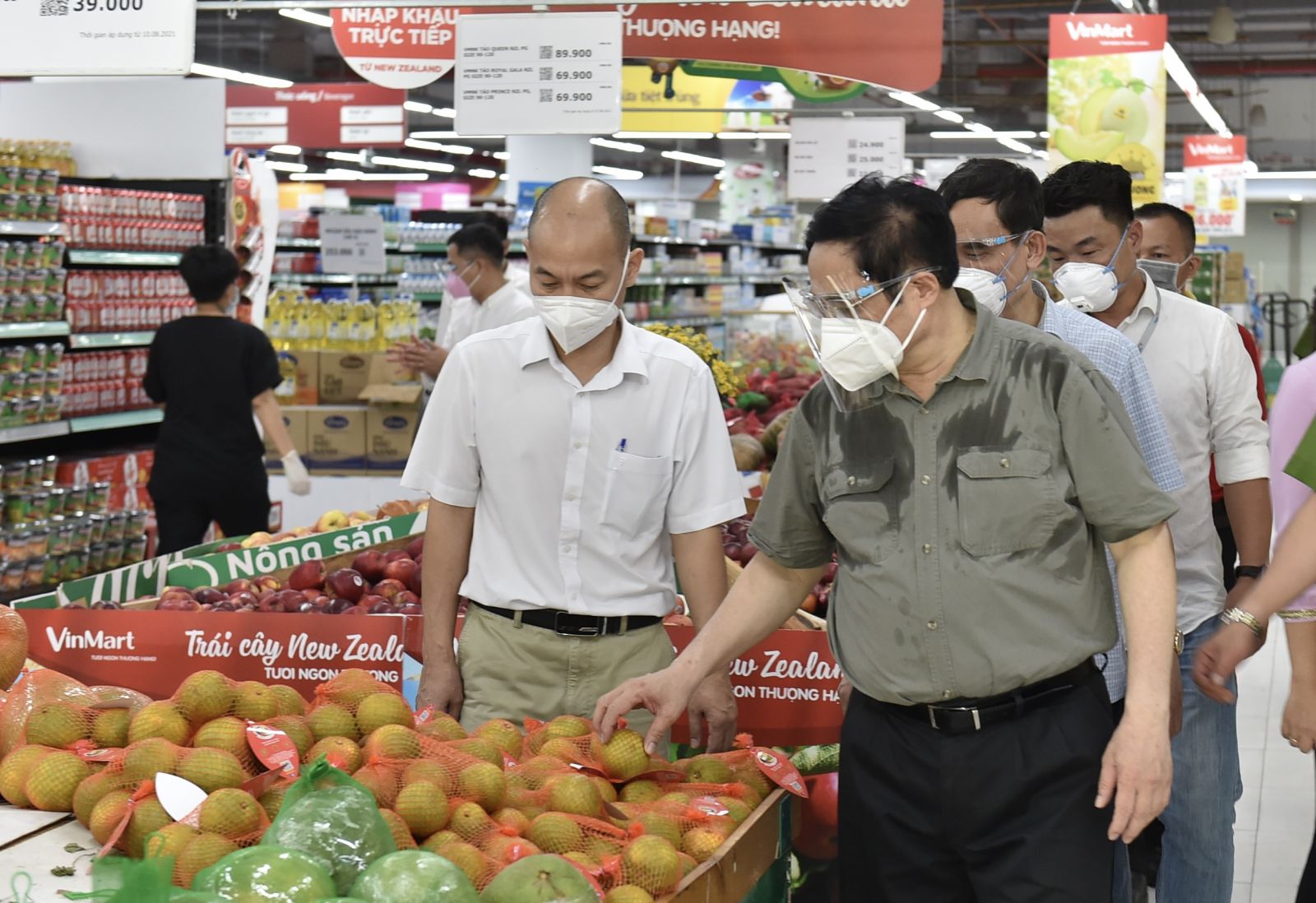 Thủ tướng Phạm Minh Chính thăm siêu thị VinMart tại TP.HCM.