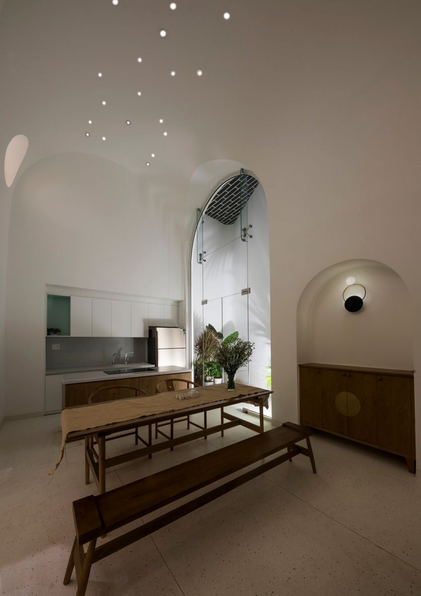 Ngôi nhà ấn tượng với nhiều vòm cong uốn lượn theo kiến trúc Santorini lãng mạn