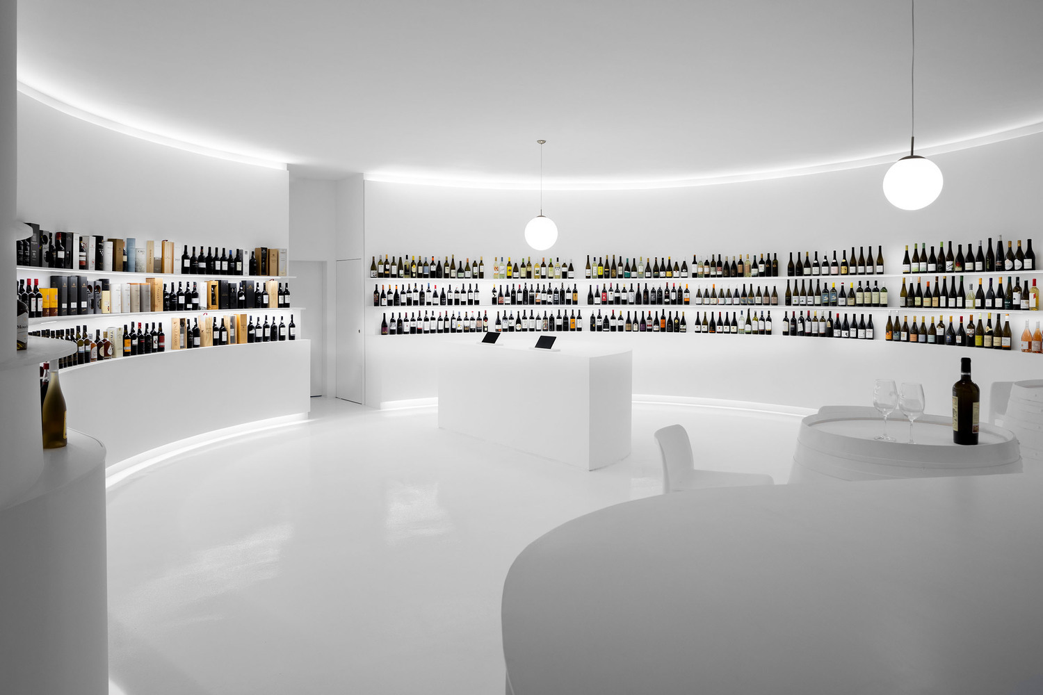 Nội thất đơn giản nhưng sang trọng của cửa hàng Portugal Vineyards Concept ở Bồ Đào Nha.