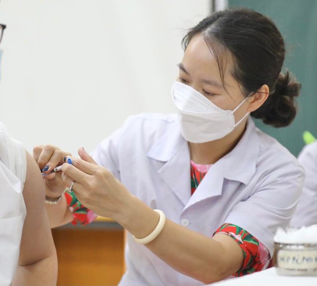 Đại diện Bộ Y tế cho biết, với biến thể Omicron vẫn chiếm ưu thế trên thế giới cũng như Việt Nam hiện nay, vaccine vẫn có hiệu quả. (Ảnh: VGP/HM)